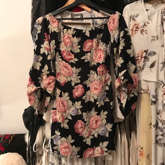 ❌SOLD❌ Reformation Casanova Off Shoulder Dress 2 - Picture 6 of 8